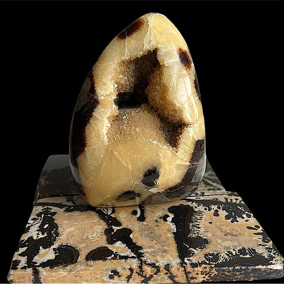 SOLD 🐉 Septarian Egg Nodule // Madagascar 🐉//UV reactive! - Picture 11 of 16